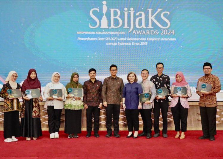 Menteri Kesehatan RI, Budi Gunadi Sadikin, memberikan penghargaan kepada pemenang Rekomendasi Kebijakan Kesehatan (Sibijaks) Awards 2024 di Gedung Kemenkes, Jakarta, Jumat (18/10/2024). (Dok/Sehat Negeriku)