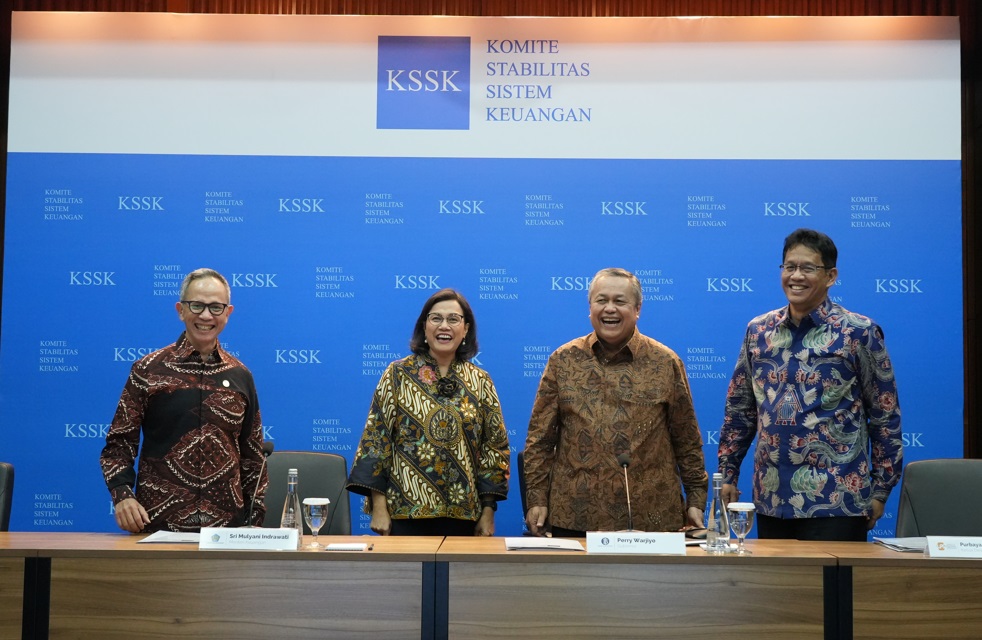 Menteri Keuangan (Menkeu) sekaligus Ketua KSSK Sri Mulyani Indrawati bersama anggota KSSK Gubernur Bank Indonesia (BI) Perry Warjiyo, Ketua Dewan Komisioner Otoritas Jasa Keuangan (OJK) Mahendra Siregar, dan Ketua Dewan Komisioner Lembaga Penjamin Simpanan (LPS) Purbaya Yudhi Sadewa. (Dok/Kemenkeu)