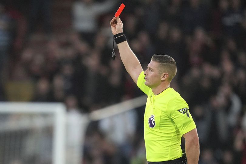 Wasit Robert Jones memberikan kartu merah pada William Saliba di laga Bournemouth vs Arsenal, Sabtu (19/10/2024).