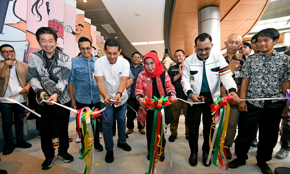 Asisten Administrasi Umum Lies Handayani Siregar membuka pameran foto bertema Saujana Arena dan Drama di Mall Deli Park, Medan, Jumat (18/10/2024). (Dok/Diskominfo Sumut)