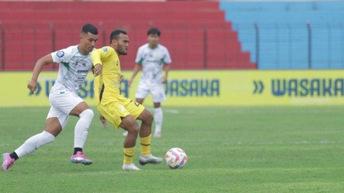 Pemain PSS Sleman Gustavo Tocantins (putih) coba menganggu kapten Barito Putera Rizky Pora dalam laga Barito Putera vs PSS Sleman pada Liga 1 2024/2025, Minggu (20/10/2024).