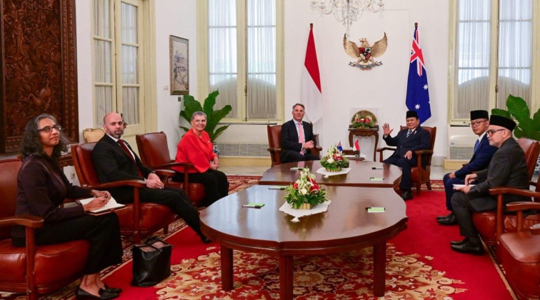 Presiden Prabowo Subianto berfoto bersama para pemimpin negara dan utusan khusus di Istana Merdeka, Jakarta, Minggu malam (20/10/2024), usai pertemuan untuk memperkuat hubungan diplomatik.