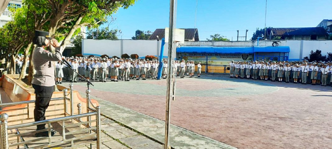 Kasat Binmas AKP Jahrona Sinaga saat pembina upacara saat melaksanakan kegiatan Police Go To School di SMA dan SMP Swasta Methodist Jalan Pane, Kelurahan Kebun Sayur, Kecamatan Siantar Timur, Senin (21/10/2024). (Dok/Polres Pematangsiantar)