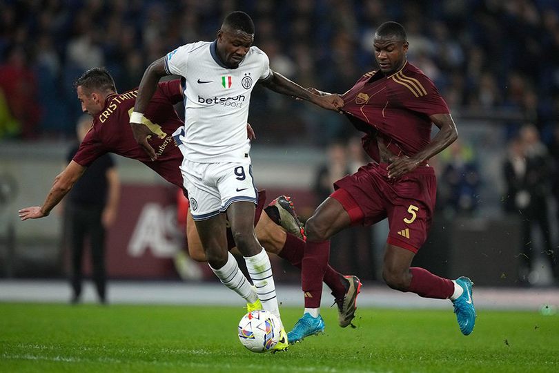 Marcus Thuram dikepung dua pemain lawan di laga AS Roma vs Inter Milan, Serie A 2024/2025, Senin (21/10/2024).