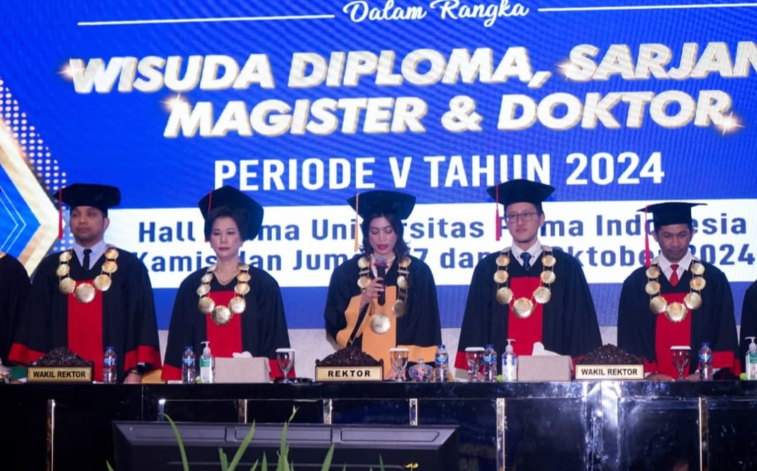 Suasana saat rektor pada wisuda lulusan UNPRI di Medan.