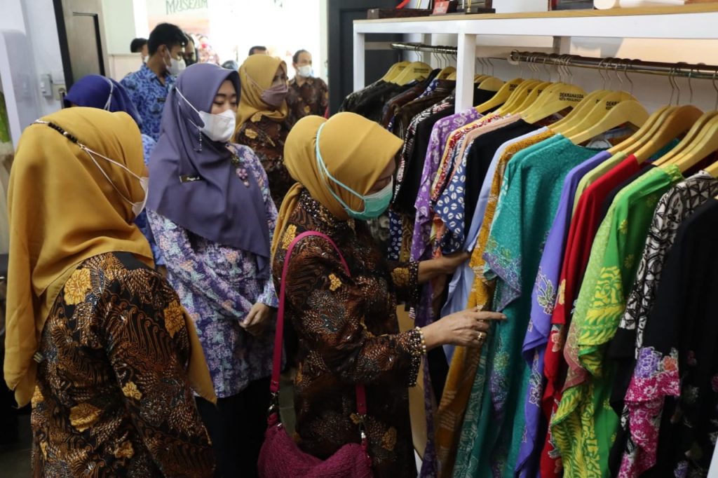 Suasana booth UMKM binaan Kementerian Keuangan dalam acara Harvesting Gernas BBI/BBWI 2024 di Sulawesi Selatan. (Dok/Kemenkeu)