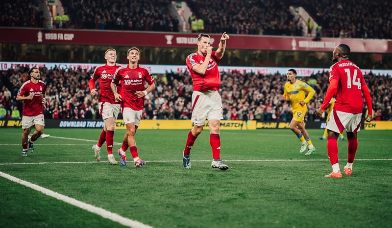 Penyerang Nottingham Forest Chris Wood (tengah) melakukan selebrasi usai mencetak gol ke gawang Crystal Palace di laga Liga Primer Inggris.