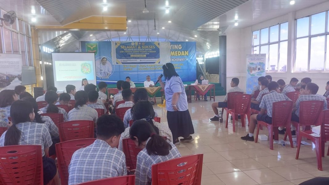 Siswa SMP Santo Thomas 4 Medan mengikuti edukasi tentang pentingnya mencuci tangan pakai sabun dalam rangka peringatan Hari CTPS.