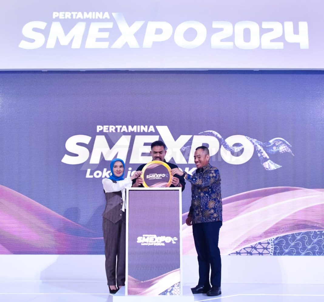 Maman Abdurrahman Menteri UMKM, Nicke Widyawati Direktur Utama Pertamina dan Brahmantya S Poerwadi Corporate Secretary Pertamina secara simbolis membuka Pameran Retail Nasional Pertamina SMEXPO 2024, di Kota Kasablanka, Jakarta, Selasa (22/10/2024). (Dok/Pertamina)