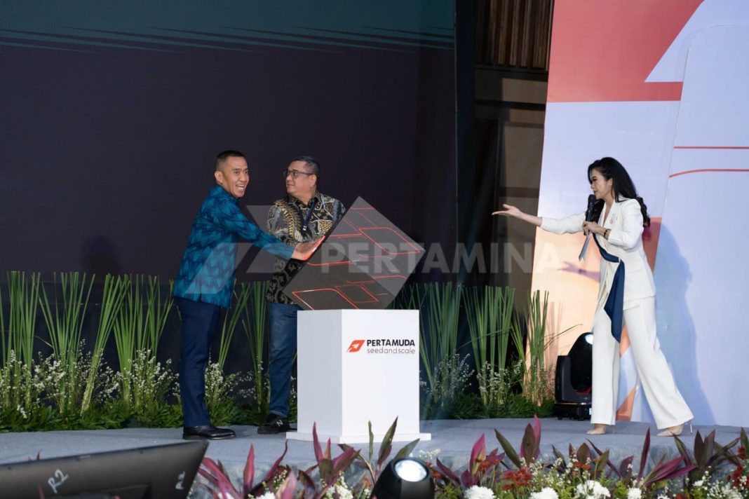 Brahmantya S Poerwadi Corporate Secretary PT Pertamina (Persero) dan Rifky Rakhman Yusuf VP Stakeholder Relations and Management PT Pertamina (Persero) saat selebrasi kick off Pertamuda Seed and Scale di Grha Pertamina. (Dok/Pertamina)