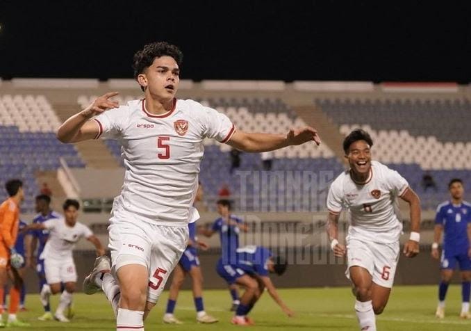 Selebrasi bek Timnas U-17 Indonesia, Matthew Baker, usai mencetak gol ke gawang Timnas U-17 Kuwait di Kualifikasi Piala Asia U-17 2025, Rabu (23/10/2024).