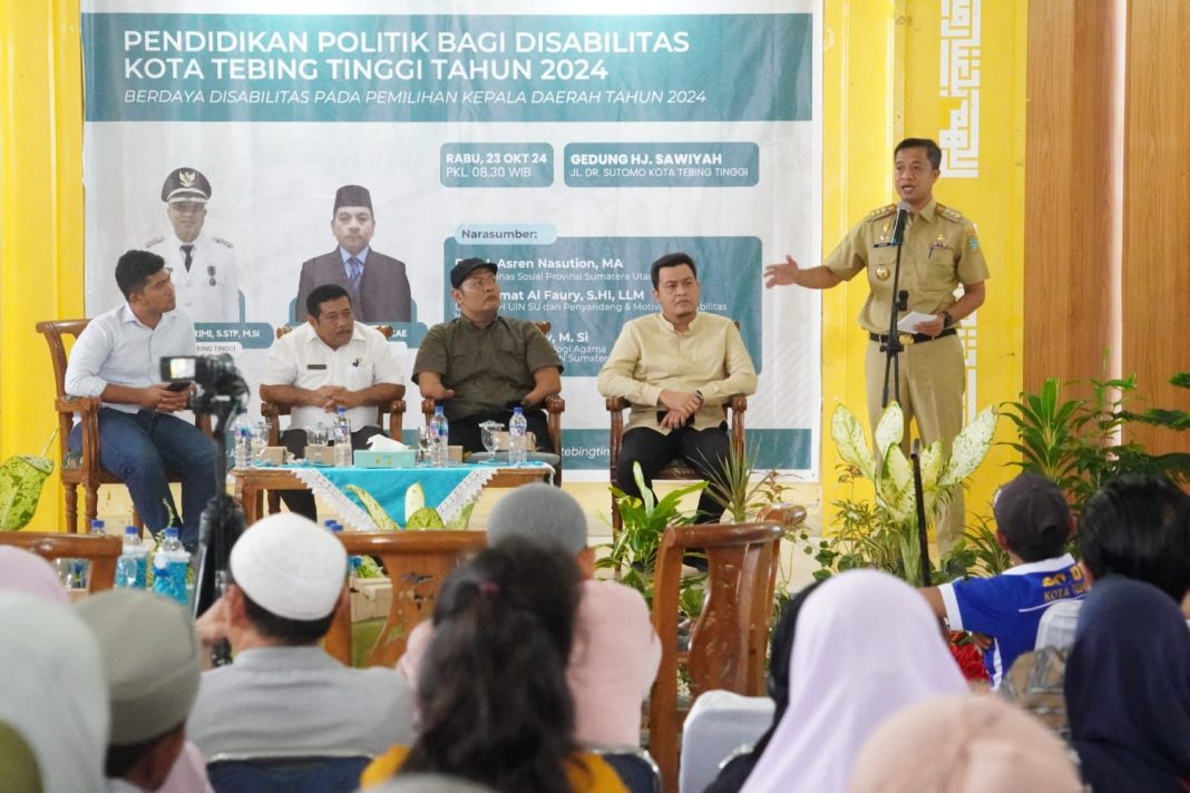 Pj Wali Kota Tebingtinggi Moettaqien Hasrimi saat berikan sambutan pada kegiatan Pendidikan Politik Bagi Disabilitas yang digelar Badan Kesbangpol di Gedung Hj Sawiyah, Jalan Sutomo, Rabu (23/10/2024). (Dok/Diskominfo)