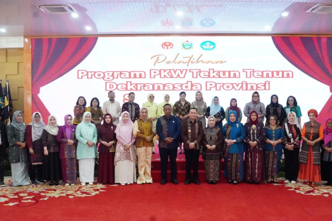 Dekranasda Kota Tebingtinggi foto bersama Pj Gubsu saat pembukaan Pelatihan PKW Tekun Tenun 2024, Kamis (24/10/2024) di Medan. (Dok/Dinas Kominfo)