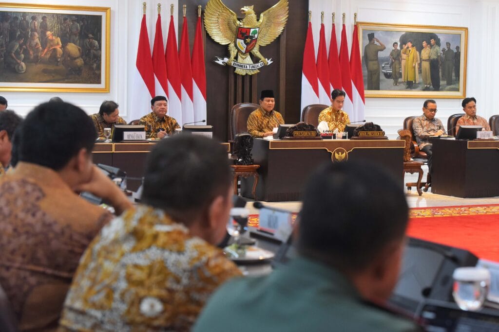 Presiden Prabowo dan Wakil Presiden Gibran Rakabuming memimpin Sidang Kabinet Paripurna (SKP) perdana di Ruang Sidang Kabinet, Jakarta, Rabu (23/10/2024) sore. (Dok/Humas Setkab)