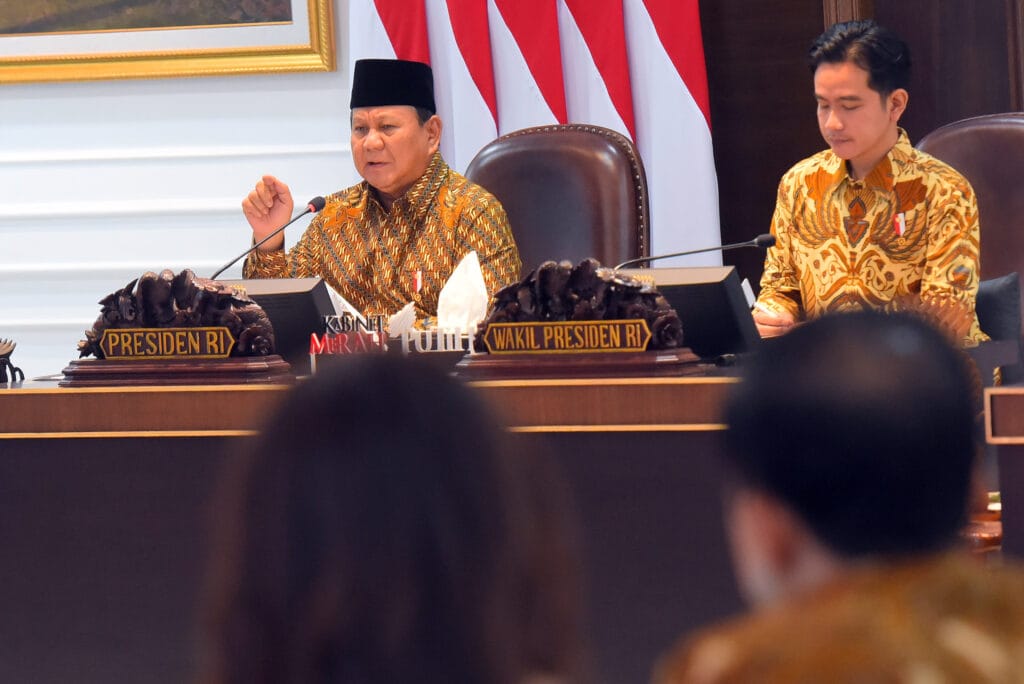 Presiden Prabowo Subianto dan Wakil Presiden Gibran Rakabuming Raka memimpin Sidang Kabinet Paripurna (SKP) perdana di Ruang Sidang Kabinet, Jakarta, Rabu (23/10/2024) sore. (Dok/Humas Setkab)