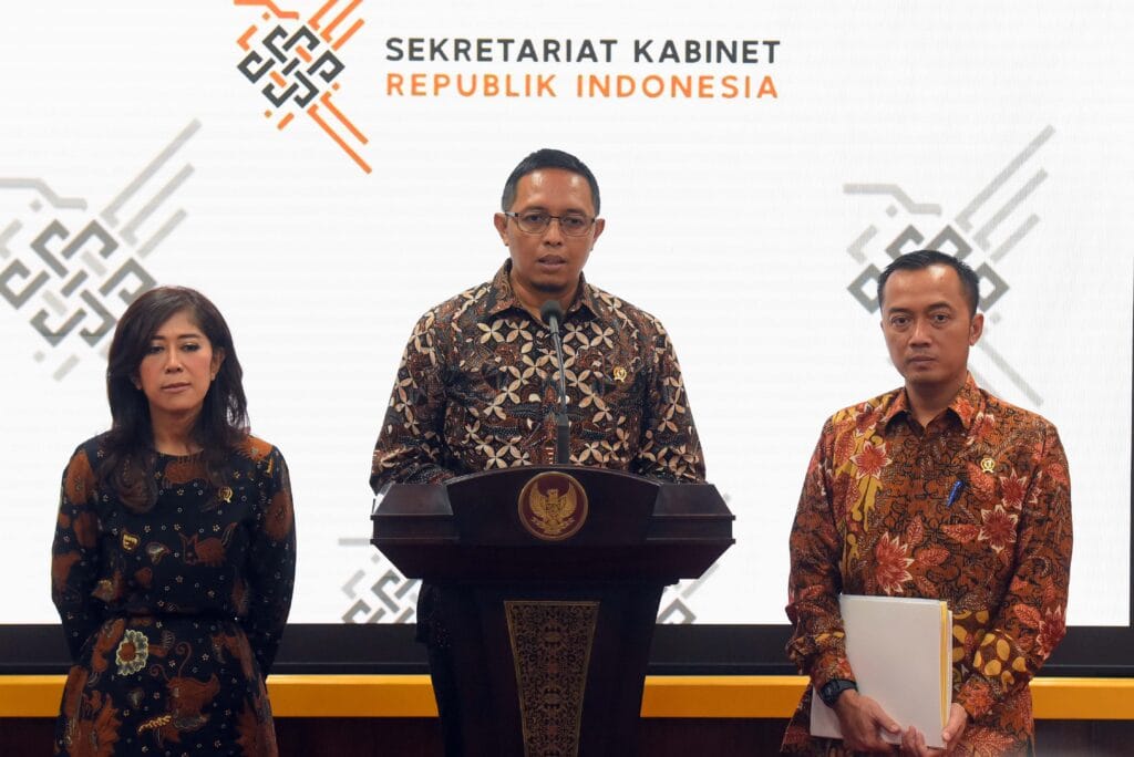 Kepala Kantor Komunikasi Presiden Hasan Nasbi memberikan keterangan pers didampingi Menteri Sekretaris Negara Prasetyo Hadi dan Menteri Komunikasi dan Digital Meutya Hafid usai Sidang Kabinet Paripurna di Kantor Presiden, Jakarta, Rabu (23/10/2024) sore. (Dok/Humas Setkab)