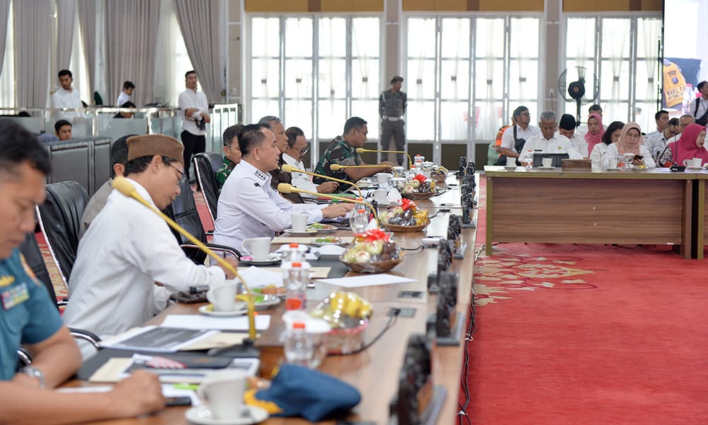 Pj Gubernur Sumut Agus Fatoni beserta Forkopimda Sumut melakukan Deklarasi Netralitas ASN Se-Sumut sekaligus memimpin Rapat Koordinasi Pemilihan Kepala Daerah di Aula Tengku Rizal Nurdin, Medan (23/10/2024). (Dok/Diskominfo Sumut)