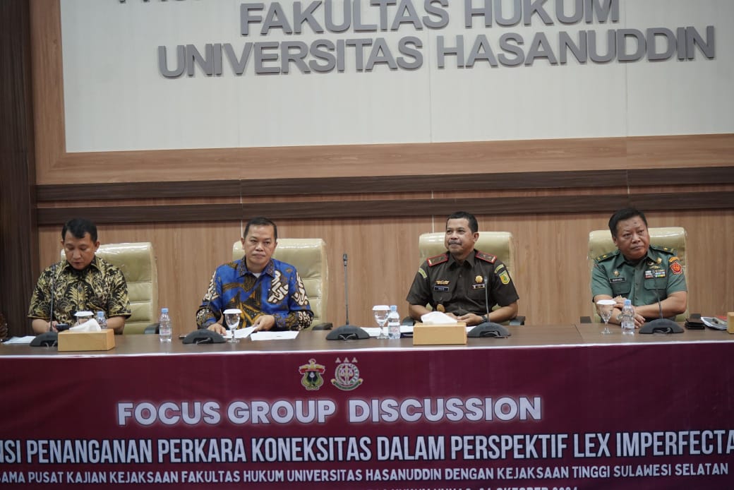 Kepala Kejaksaan Tinggi Sulawesi Selatan, Agus Salim, bersama narasumber lainnya dalam Focus Group Discussion (FGD) bertema “Penanganan Perkara Koneksitas dalam Perspektif Lex Imperfecta” di Fakultas Hukum Universitas Hasanuddin, Makassar, Kamis (24/10/2024).