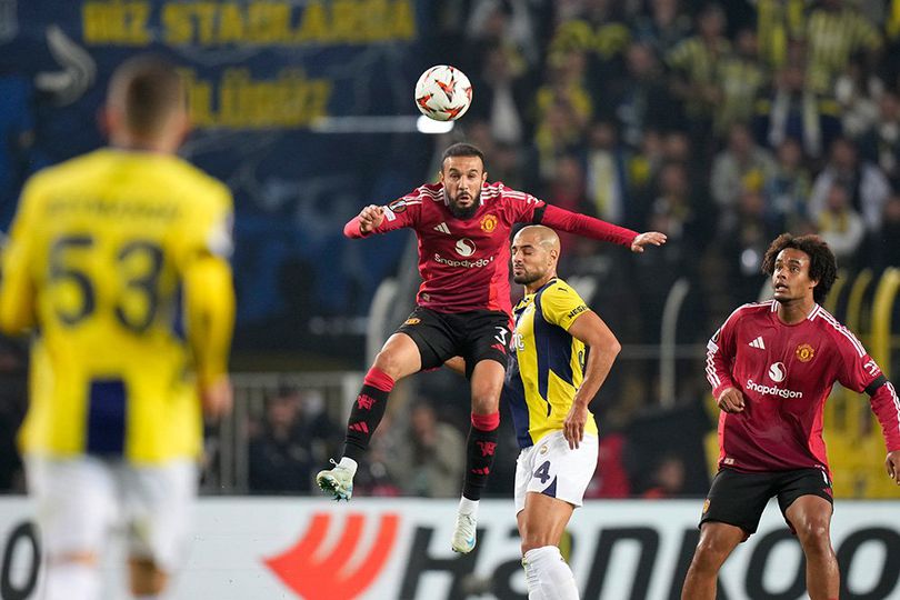 Aksi Noussair Mazraoui di laga Fenerbahce vs Manchester United, Liga Europa 2024/2025, Jumat (25/10/2024).