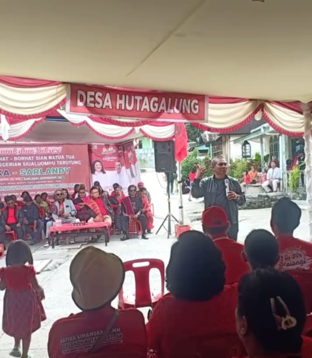 Ketua DPP PDIP Sukur Nababan saat berorasi di Desa Hutagalung Siualu Ompu Tarutung.