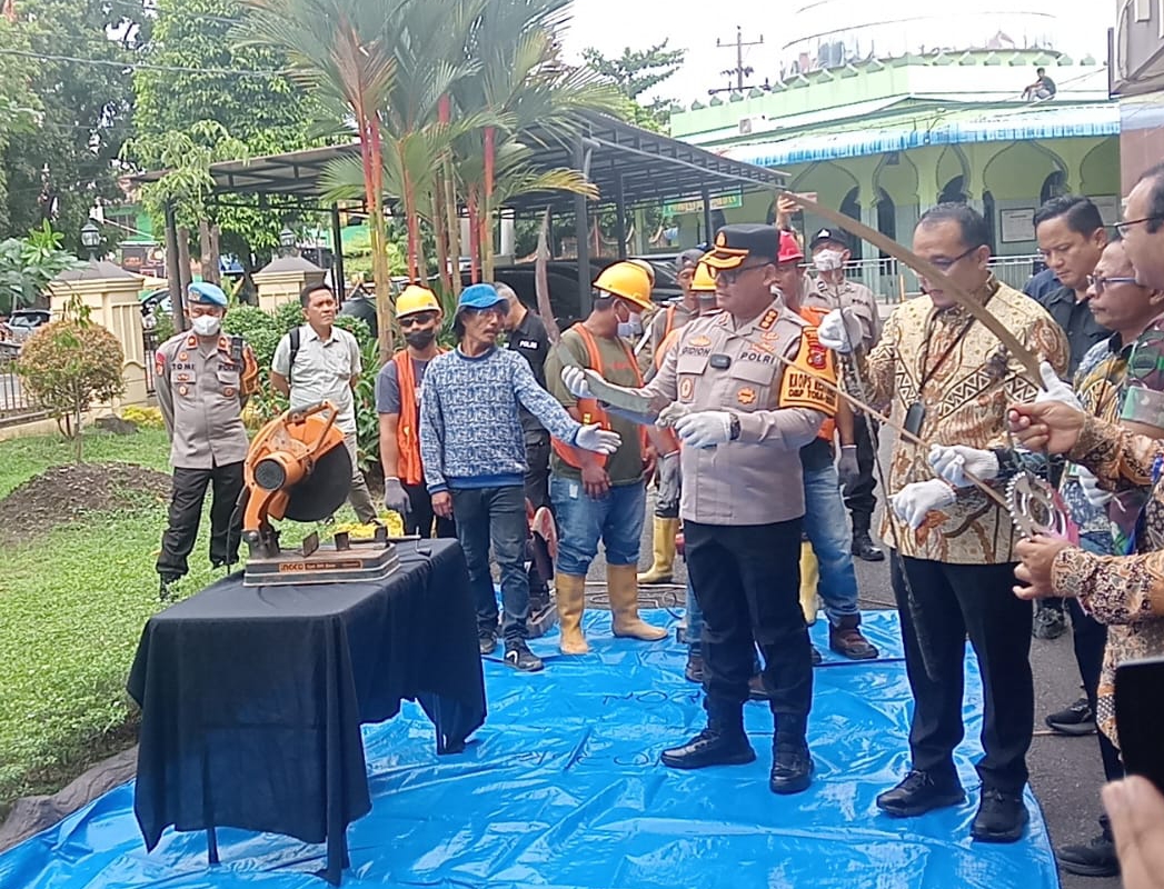 Kapolrestabes Medan Kombes Pol Gidion Arif Setyawan menunjukkan barang bukti sajam sebelum dimusnahkan, di Mapolrestabes, Jumat (25/10/2024).