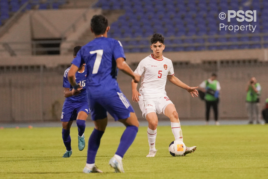 Pemain belakang Timnas Indonesia U-17, Mathew Baker, saat Timnas meraih kemenangan tipis 1-0 atas Kuwait dalam laga pembuka Grup F Kualifikasi Piala Asia U-17 2025, Rabu (23/10/2024). (Dok/PSSI)