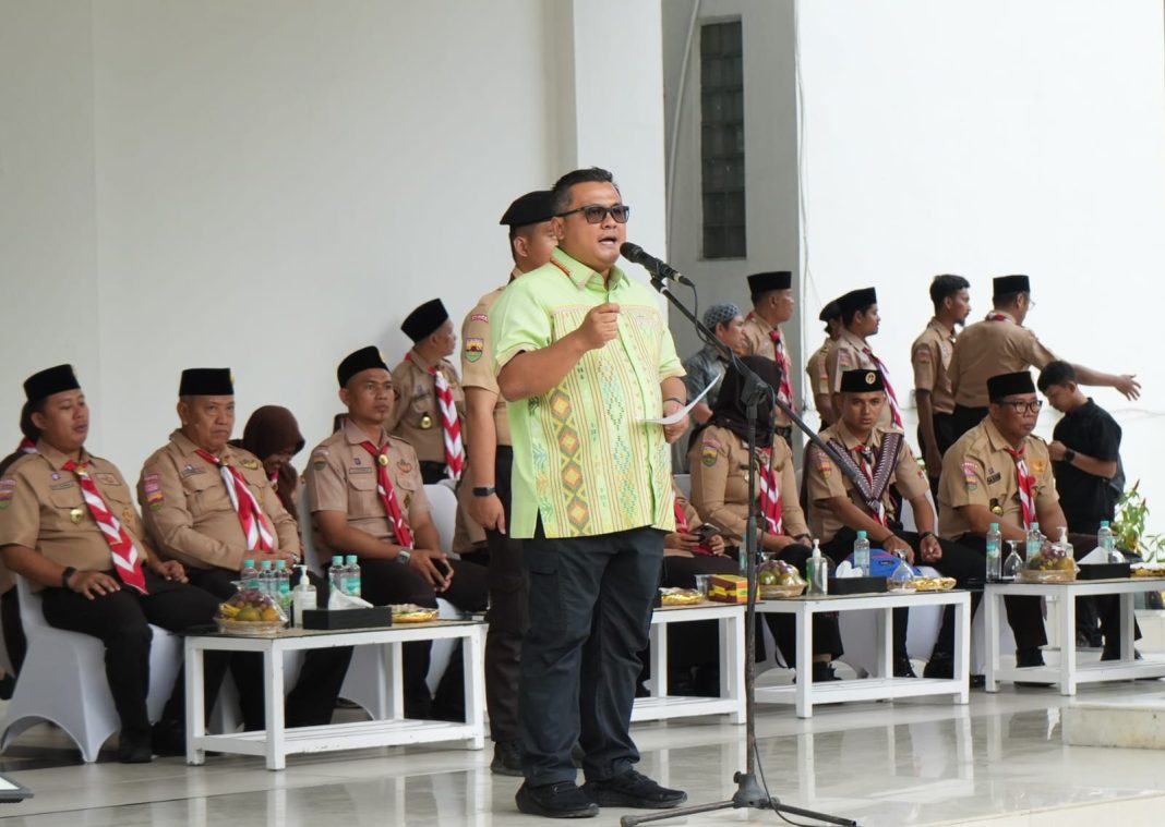 Pj Sekda Kota Medan, Topan Obaja Putra Ginting, melepas 112 kontingen Kwarcab Gerakan Pramuka Kota Medan untuk mengikuti 2nd Islamic Private School International Scout Camp Pattani, Thailand, Kamis (24/10/2024). (Dok/Diskominfo Medan)