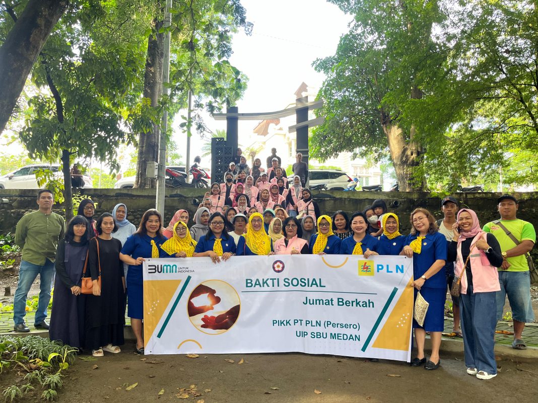 Srikandi PLN UIP SBU berkolaborasi dengan Persatuan Istri Karyawan Karyawati (PIKK), menggelar aksi sosial bagi nasi kotak di kawasan Kelurahan Madras Hulu, Medan Polonia, Kota, Medan, Jumat (25/10/2024). (Dok/PLN)