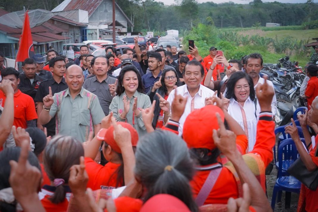 Calon Bupati/Wakil Bupati Nomor 1 Satika-Sarlandy saat kampanye di Desa Lontung Jae Garoga, Jumat (25/10/2024).