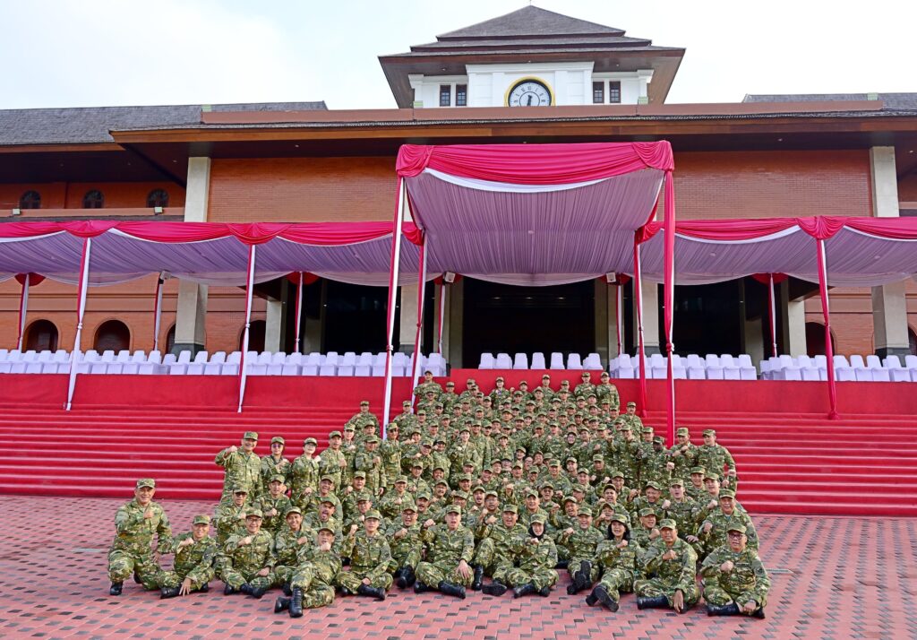 Retreat Presiden Prabowo Subianto dan Wakil Presiden Gibran Rakabuming Raka beserta jajaran Kabinet Merah Putih di Akademi Militer Magelang. (Dok/BPMI Setpres)