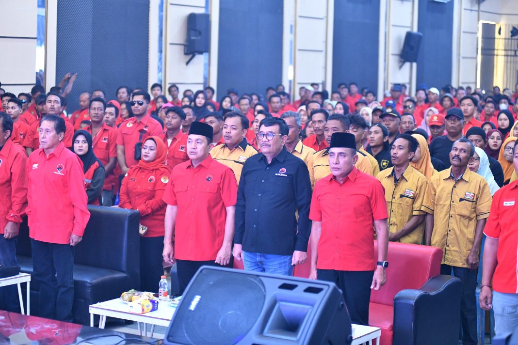 Djarot Syaiful Hidayat bersama Edy Rahmayadi saat hadiri Rakercabsus DPC PDIP Batubara, Minggu (27/10/2024).