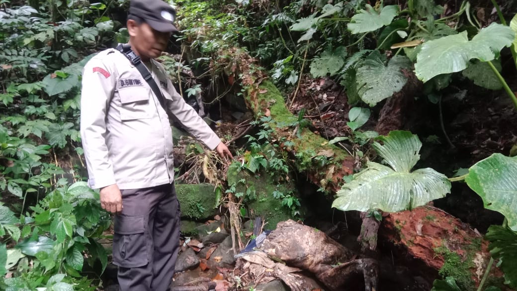 Anggota Polsek Pancurbatu menunjuk penemuan mayat laki-laki tanpa identitas di aliran sungai perbatasan antara Desa Doulu, Kecamatan Berastagi, Kabupaten Tanah Karo, dengan Kabupaten Deliserdang, Sabtu (26/10/2024). (Dok/Polsek Pancurbatu)