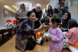 Tami Sudaryono, istri Wakil Menteri Pertanian, berinteraksi dengan anak-anak di fasilitas Day Care Kementerian Pertanian, Jakarta, Jumat (25/10/2024). (Dok/Kementan)