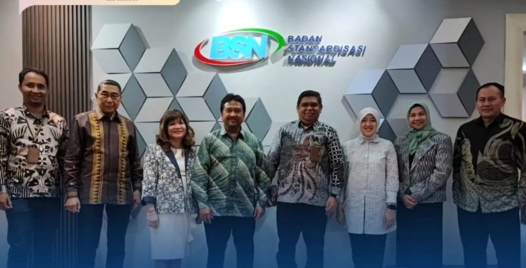 Dr Akbar, Kepala BBIB Singosari, menerima penghargaan Platinum SNI Award 2024 sebagai pengakuan atas dedikasi dan komitmennya dalam menerapkan Standar Nasional Indonesia (SNI) di subsektor peternakan. (Dok/Kementan)