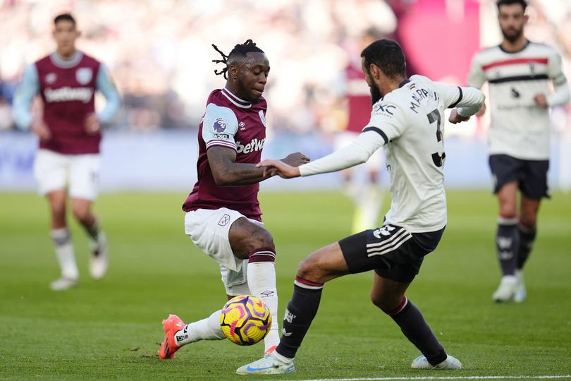 Aaron Wan-Bissaka berduel lawan Noussair Mazraoui dalam laga West Ham vs Manchester United, Minggu (27/10/2024).