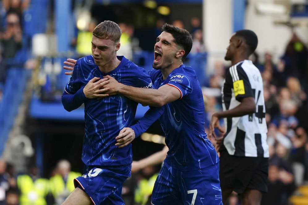 Cole Palmer merayakan golnya di laga Chelsea vs Newcastle, Minggu (27/10/2024).