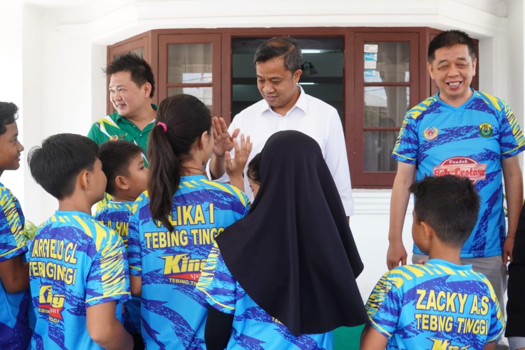 Pj Wali Kota Tebingtinggi Moettaqien Hasrimi menyapa atlet bulu tangkis di rumah dinas Wali Kota Jalan Sutomo, Senin (28/10/2024). (Dok/Dinas Kominfo)