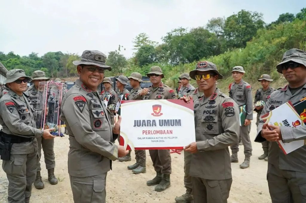 Danpas Pelopor Korbrimob memberikan penghargaan kepada Resimen II Paspelopor sebagai juara umum dalam perlombaan olahraga HUT Pelopor ke-65. (Dok/Humas Polri)