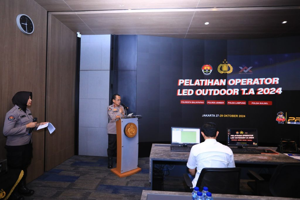 Brigjen Pol Tjahyono Saputro memberikan sambutan dalam pelatihan Operator LED Outdoor di Command Center Humas Polri, Jakarta, Senin (28/10/2024). (Dok/Humas Polri)