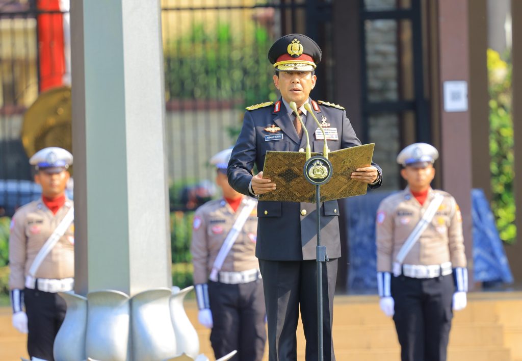 Komjen Pol Ahmad Dofiri, Inspektur Pengawasan Umum Polri, memimpin upacara peringatan Hari Sumpah Pemuda ke-96 di Lapangan Bhayangkara Mabes Polri, Jakarta, Senin (28/10/2024). (Dok/Humas Polri)