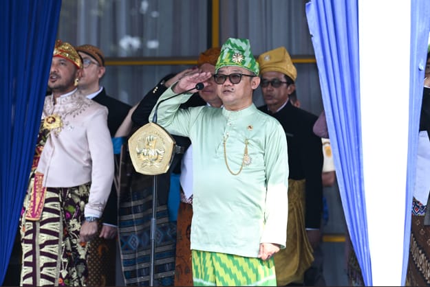 Mendikdasmen Abdul Mu'ti, pembina upacara Hari Sumpah Pemuda di halaman Kantor Kemendikdasmen, Jakarta, Senin (28/10/2024), mengenakan busana Melayu, Kalimantan Barat. (Dok/Kemdikbud)