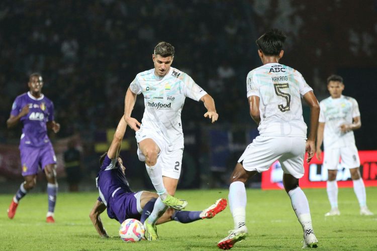 Aksi bek Persib Bandung, Nick Kuipers, pada laga pekan kesembilan Liga 1 2024/2025 Persik Kediri vs Persib Bandung di Stadion Brawijaya, Kediri, Senin (28/10/2024).