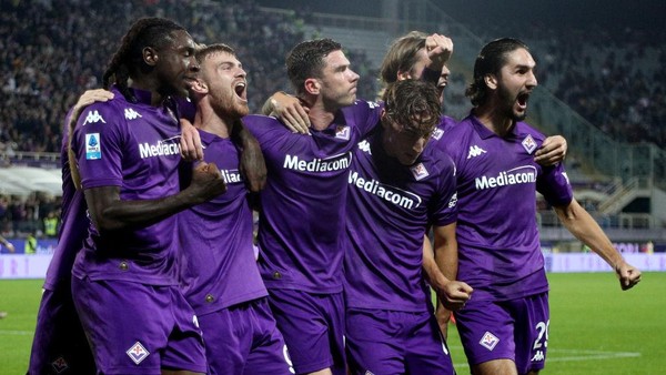 Para pemain Fiorentina merayakan gol ke gawang Roma.