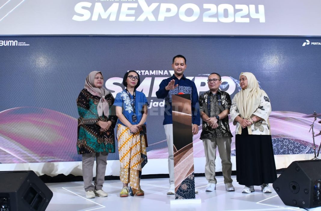 VP Corporate Communication PT Pertamina (Persero) Fadjar Djoko Santoso bersama Penulis dan Editor Buku Katalog SME1000 Mauluddin Anwar dan Pelaku UMKM Binaan Pertamina secara simbolis meluncurkan Buku Katalog SME1000 di sela acara Pertamina SMEXPO 2024 di Mall Kota Kasablanka, Jakarta, Minggu (27/10/2024). (Dok/Pertamina)