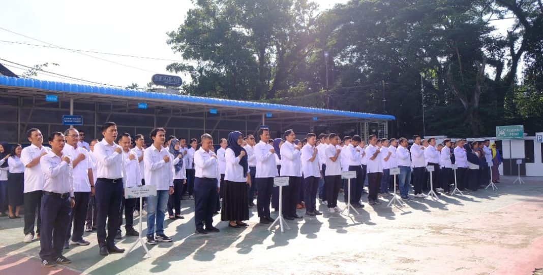 Upacara peringatan HLN dan Hari Sumpah Pemuda berlangsung di halaman Kantor PT PLN UIP Sumbagut Jl Dr Cipto No 12, Medan Polonia, Senin (28/10/2024). (Dok/PLN)