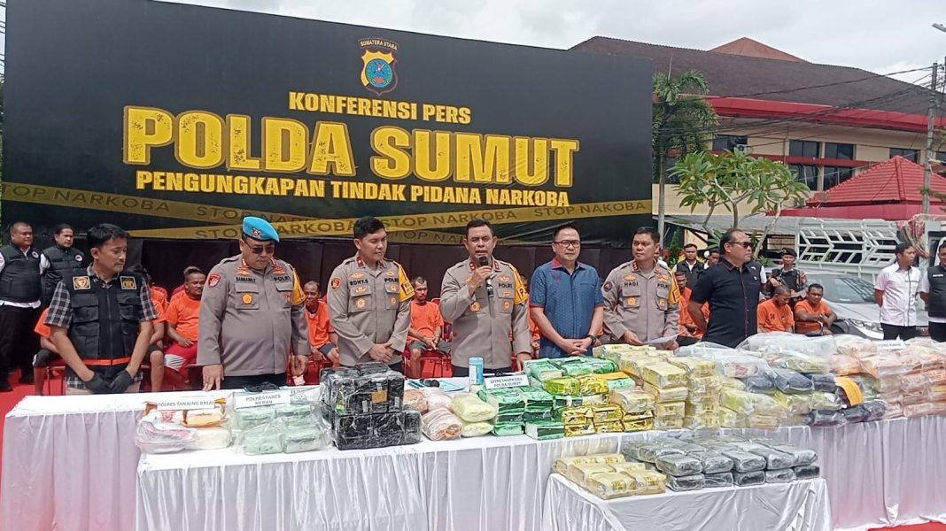 Kapolda Sumut, Irjen Pol Whisnu Hermawan Februanto didampingi Wakapolda Sumut, Brigjen Pol Rony Samtana, Dirresnarkoba, Kombes Pol Yemi Mandagi dan Kabid Humas Polda Sumut, Kombes Pol Hadi Wahyudi memberikan penjelasan pengungkapan jaringan narkoba, Selasa (29/10/2024).