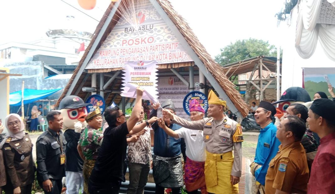 Komisoner Bawaslu Sumut bersama Bawaslu Binjai beserta Forkopimda melepas balon ke udara tanda diresmikannya 