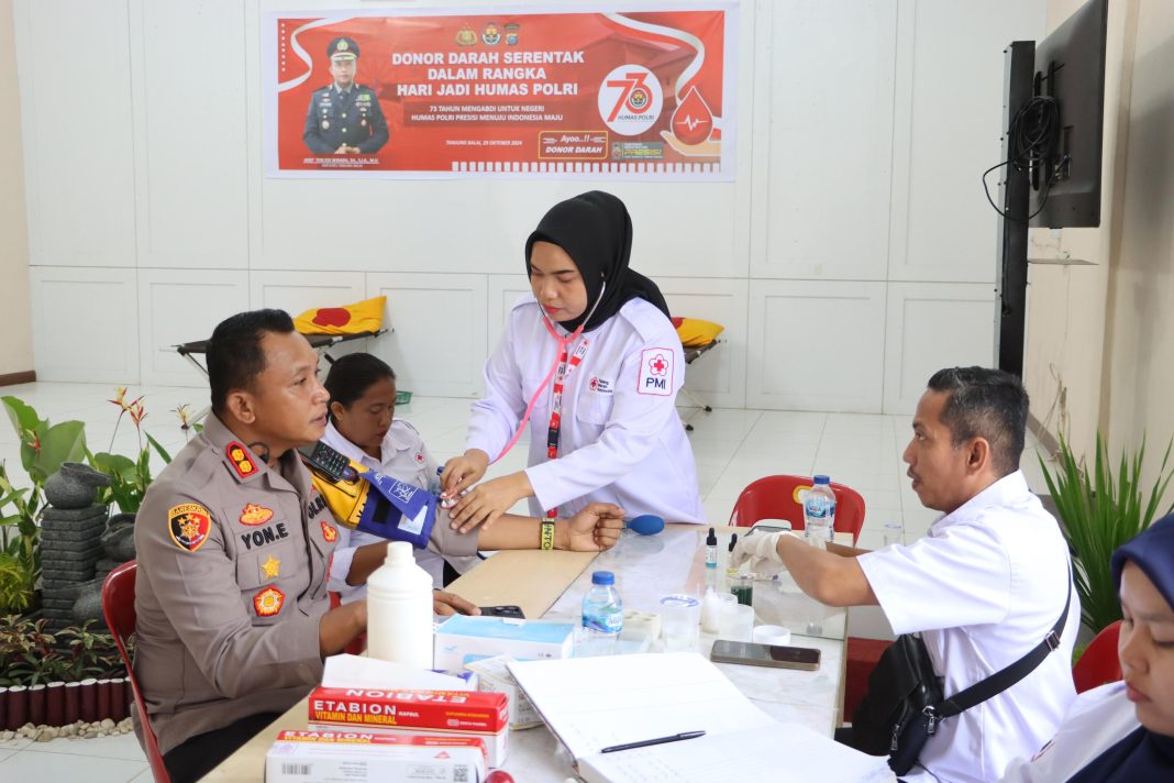 Kapolres Tanjungbalai melakukan donor darah dalam rangka HUT Humas Polri ke-73, Selasa (29/10/2024) di Aula Sarja Arya Racana Polres Tanjungbalai. (Dok/Humas Polres Tanjungbalai)