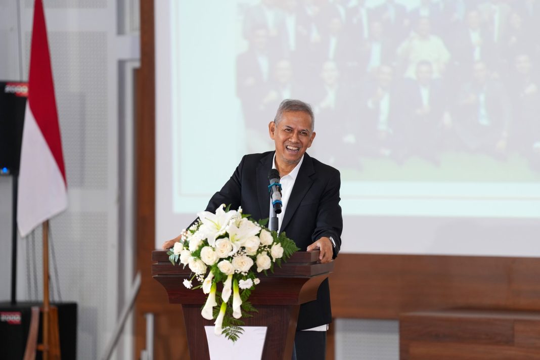 Wamenkeu Anggito Abimanyu menyampaikan orasi ilmiah di Sekolah Vokasi UGM, Senin (28/10/2024). (Dok/Kemenkeu)