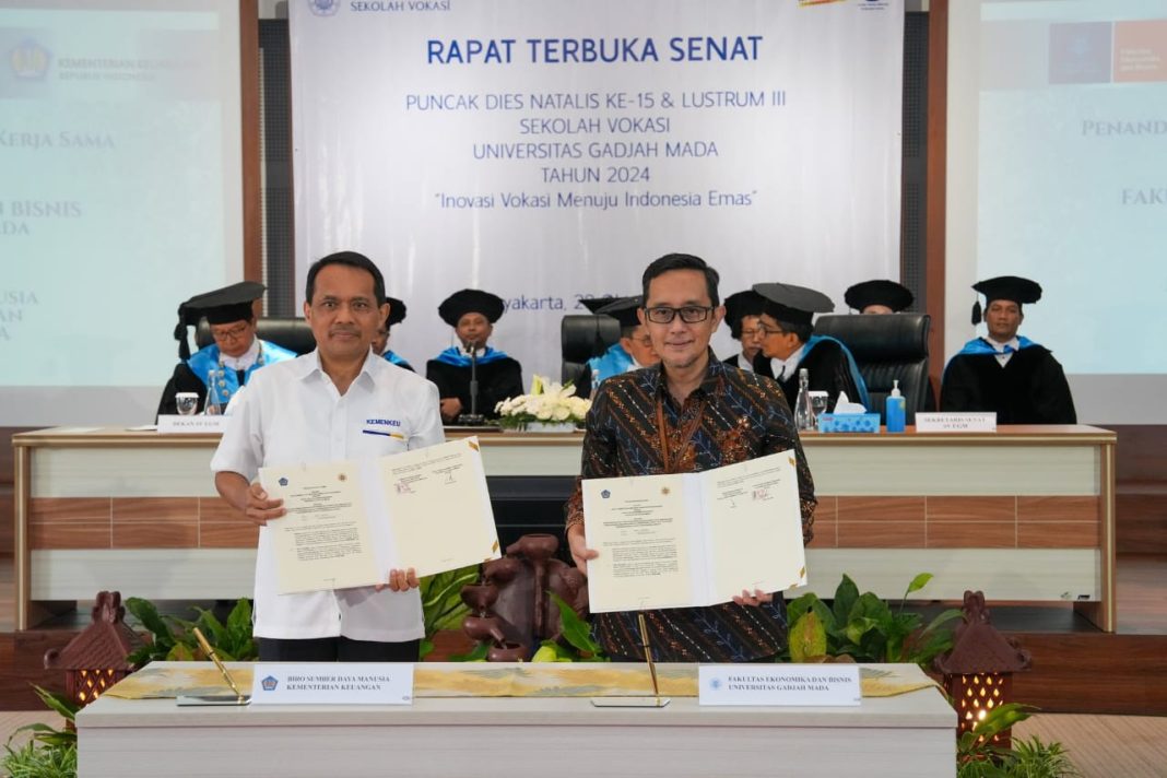 Penandatanganan nota kesepahaman kolaborasi peningkatan kapasitas SDM dan pengetahuan organisasi, di Gedung Teaching Industry Learning Center Sekolah Vokasi UGM, Yogyakarta, Senin (28/10/2024). (Dok/Kemenkeu)